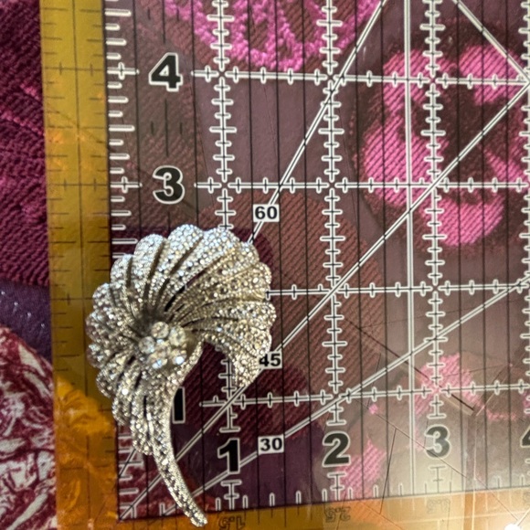 Elegant Silver Feather Brooch with Intricate Detailing - Picture 7 of 8